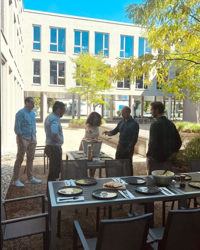 Heute war ein besonderer Tag bei uns im Büro in Grünwald - es war Grilltag!  Nicht nur die Sonne strahlte vom Himmel, sondern auch unsere Mitarbeiterinnen und Mitarbeiter waren voller Vorfreude auf das gemeinsame Grillen. Das gemeinsame Kochen in der Mittagspause ist eine Tradition, die wir regelmäßig durchführen, um nicht nur unsere Mitarbeiter zu stärken, sondern auch das Miteinander im Team zu fördern. Es ist eine Gelegenheit, abseits des Arbeitsalltags, miteinander zu plaudern. Der Grilltag bot auch die Möglichkeit, unsere neue Mitarbeiterin Fee-Gwenelle und neuen Mitarbeiter Hannes willkommen zu heißen und sie in unsere Bürogemeinschaft einzuführen.